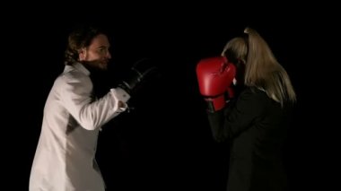 Engelleme genç iş kadını onun zorba patrondan yumruk atıyor. Erkek patronu ona yumruk tutun. Beyaz genç güzel kadın ve beyaz adam. Ağır çekimde vurdu. İş yerinde eşitsizlik kavramı.