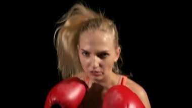 Kadın yumruk atma. Hava yumruk. Beyaz genç güzel kadın yerleştirmek. Ağır çekimde vurdu. Film bir görünüm filtresi.