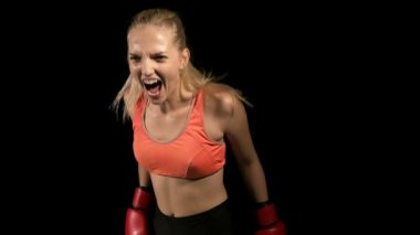 Kadın yumruk atma. Hava yumruk. Beyaz genç güzel kadın yerleştirmek. Ağır çekimde vurdu. Film bir görünüm filtresi.