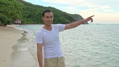 Adam sahilde. Dokuma. Ağır çekim vurdu. 