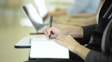 Asya Üniversitesi yaşam kavramı. Asyalı öğrenci ders ve Not almak, dizüstü bilgisayar kullanarak grubu. Öğretmen ve öğretim görevlisi dinlerken gerçek öğrenciler ile kapalı çekilen.