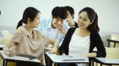 Asya Üniversitesi yaşam kavramı. Konuşan genç Asya Kolej öğrencilerinin grup ve sınıf ve bir kez öğretim görevlisi hepsi, gelmeden önce gülerek sessiz ve kendi çalışma başlar. Gerçek öğrencilerle kapalı alınan. 