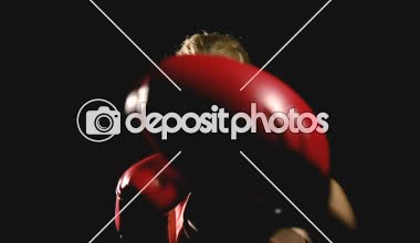 Genç yoğun kadın yumruk atma. Hava yumruk. Beyaz genç güzel kadın. Ağır çekimde vurdu. Film bir görünüm filtresi.