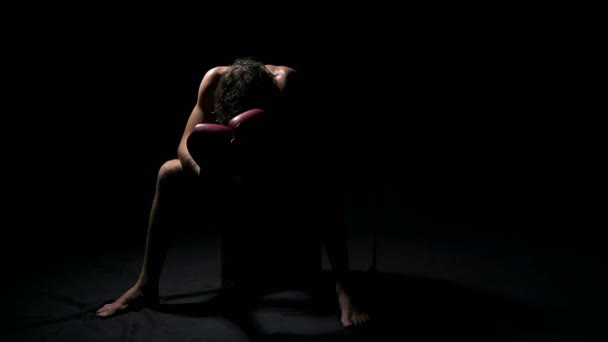 在黑暗背景下的不安拳击手 — 图库视频影像