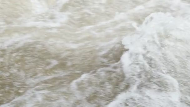 Rivière Montagne Fraîche Propre Qui Coule Entre Les Rochers Ralenti — Video
