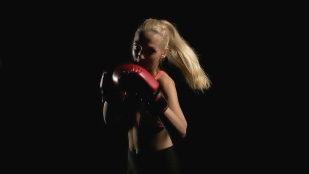 Joven Mujer Intensa Lanzando Golpes Golpeando Aire Blanca Joven Hermosa — Vídeo de stock