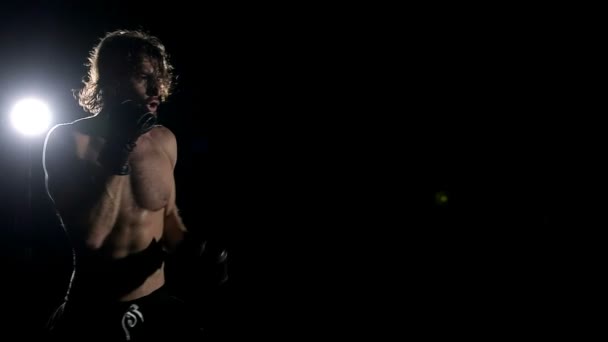 Zeitlupe Junger Starker Sportler Übt Schläge Boxhandschuhen — Stockvideo