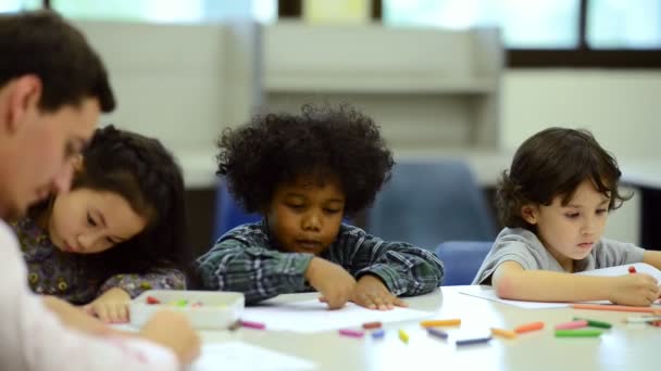 Jonge Kinderen Studeren School Met Mannelijke Leraar Candid Schot — Stockvideo