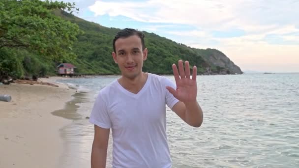 Homme Sur Plage Tisser Bonjour Caméra Plan Ralenti — Video