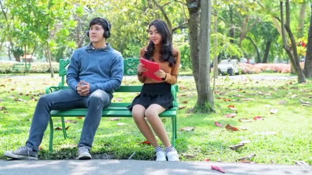 Pareja Joven Parque Divirtiéndose Juntos Pareja Asiática Sentada Banco Mujer — Vídeos de Stock