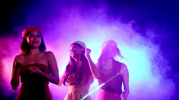 Grupo Multiétnico Hermosas Mujeres Bailando Animando Música Fiesta Con Amigos — Vídeos de Stock