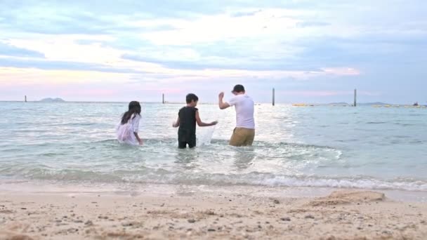 Família Jovem Divertindo Praia Correndo Para Mar Juntos Jovem Chinesa — Vídeo de Stock