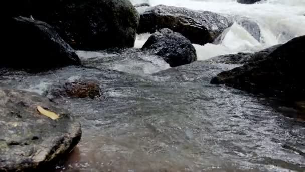 Бурлящая Свежая Горная Река Протекающая Между Скалами Замедленном Движении Снято — стоковое видео