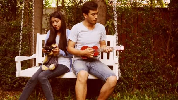 Сладкие Молодые Азиатские Влюбленные Играют Гитаре Поют Счастливую Песню Открытом — стоковое видео