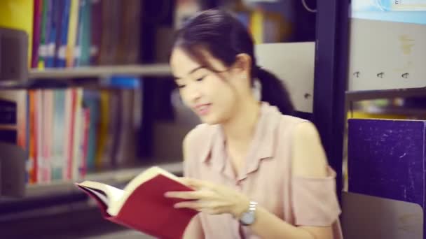 Asiatiska Universitet Liv Koncept Attraktiva Asiatisk Kvinnlig Student Forskar Biblioteket — Stockvideo