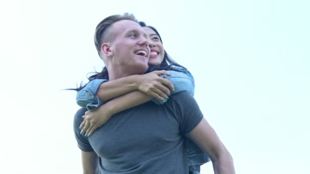 アウトドアを楽しんで幸せなカップル 笑う喜びの家族 白人の男と中国の女性 自由の概念 スーパースローモーション — ストック動画