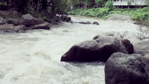 Raging Limpio Río Montaña Fresca Que Fluye Entre Las Rocas — Vídeos de Stock