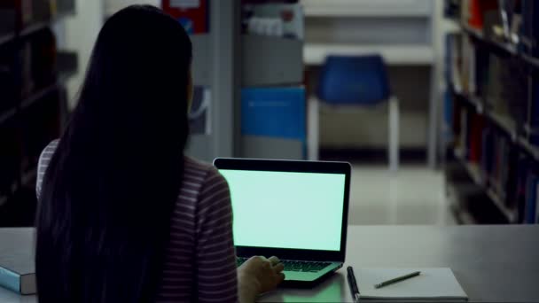 大学的大学生在她的笔记本电脑上打字 亚洲妇女在图书馆打字绿色屏幕笔记本电脑 坦率射击 — 图库视频影像