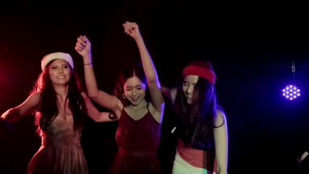 Многонациональная Группа Красивых Женщин Танцует Веселится Друзьями Танцполе Ночного Клуба — стоковое видео