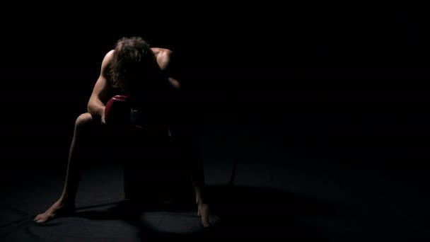 Boxer Supărat Fundal Întunecat — Videoclip de stoc