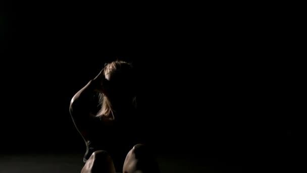 女运动员在黑暗的背景下热身 — 图库视频影像
