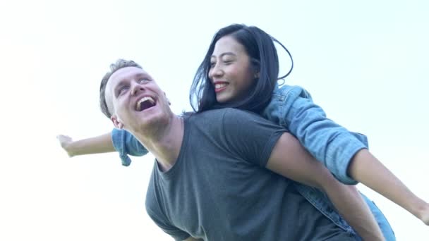 Glückliches Paar Das Spaß Freien Hat Lachende Fröhliche Familie Weißer — Stockvideo