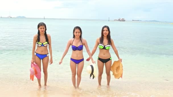 attraktive junge Chinesinnen, die Spaß am Strand haben. Jubelsprung. Schuss in Zeitlupe. Filmlook. pattaya, thailand.