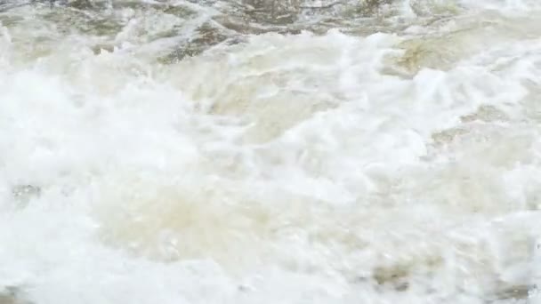 Raging Limpio Río Montaña Fresca Que Fluye Entre Las Rocas — Vídeo de stock