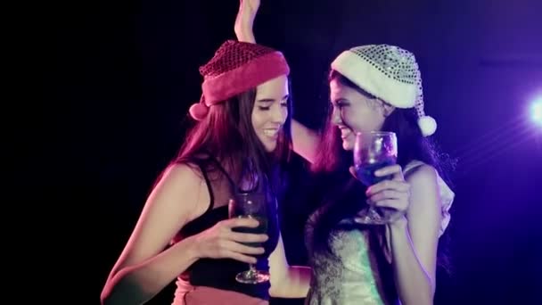 음료와 카메라를 바라보는 나이트 클럽의 플로어에서 그녀의 아시아 친구와 여자의 — 비디오