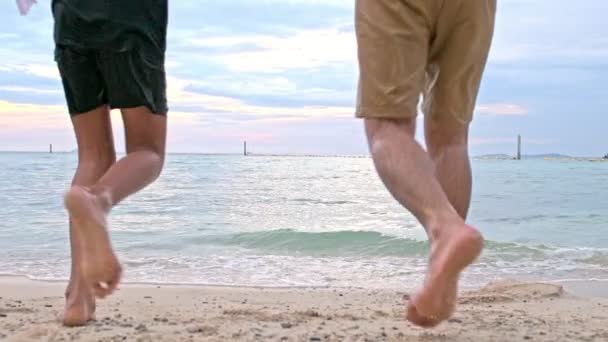 Giovane Famiglia Divertirsi Sulla Spiaggia Correre Insieme Mare Giovane Donna — Video Stock