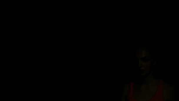 Молода Інтенсивна Жінка Розслабляється Після Боксерських Вправ Знімок Повільному Русі — стокове відео