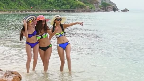 Piękny Chińskich Kobiet Plaży Grupa Atrakcyjne Młode Chinki Zabawy Plaży — Wideo stockowe