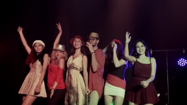Мульти Этническая Группа Красивых Мужчин Многими Женщинами Танцуют Приветствуя Музыку — стоковое видео