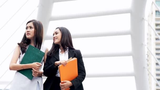 Jonge Generatie Team Bedrijfsconcept Jonge Vrouwelijke Ondernemers Houden Een Notaomslag — Stockvideo