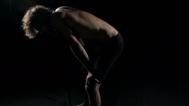 Seorang Olahragawan Yang Lelah Latar Belakang Gelap — Stok Video
