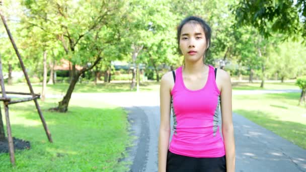 Genç Kadın Parkta Düğmeye Basmış Grafik Hud Kaplama Için — Stok video
