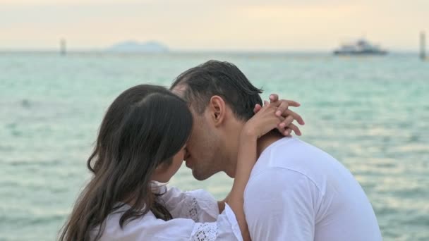 Çekici Genç Çift Romantik Sahilde Tutkulu Öpücük Güneş Sırasında Birlikte — Stok video