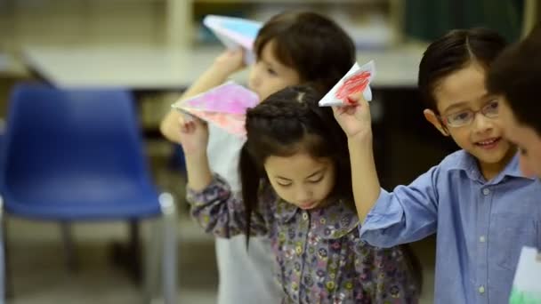 Bambini Piccoli Studiano Scuola Con Insegnante Sesso Maschile Candid Shot — Video Stock