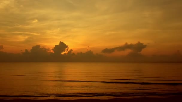 热带日出时 在平静的海边沙滩上的白色沙子与不明身份的人步行通行证 美丽的太阳光线从云层中闪耀出来 — 图库视频影像