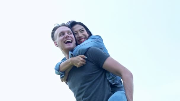 Mutlu Çift Açık Havada Eğlenmek Neşeli Aile Beyaz Adam Çinli — Stok video