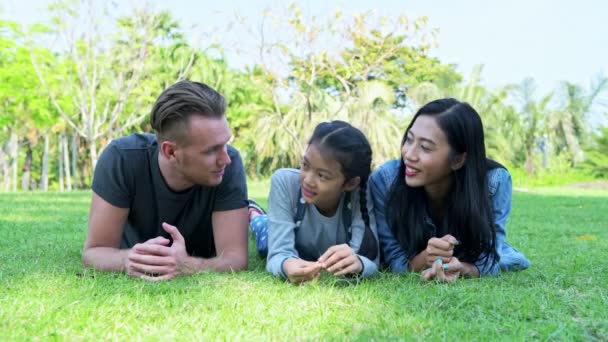 Familie Park Ontspannen Jonge Familie Tot Vaststelling Van Het Gras — Stockvideo