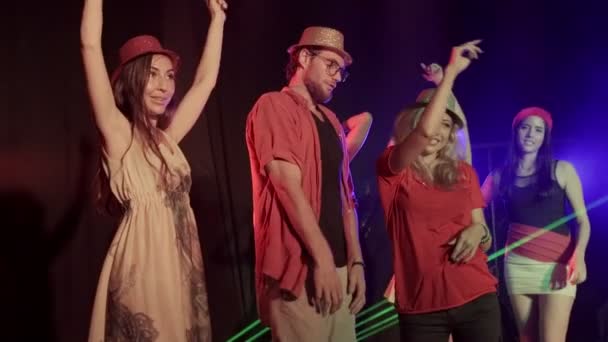 Πολυεθνική Ομάδα Όμορφος Άνδρας Πολλές Γυναίκες Χορό Ζητωκραυγάζει Μουσικής Για — Αρχείο Βίντεο
