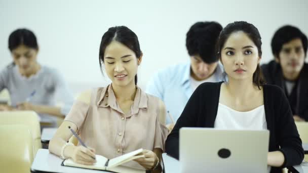 Conceito Vida Universitária Asiática Grupo Jovens Asiáticos Estudantes Universitários Sentados — Vídeo de Stock
