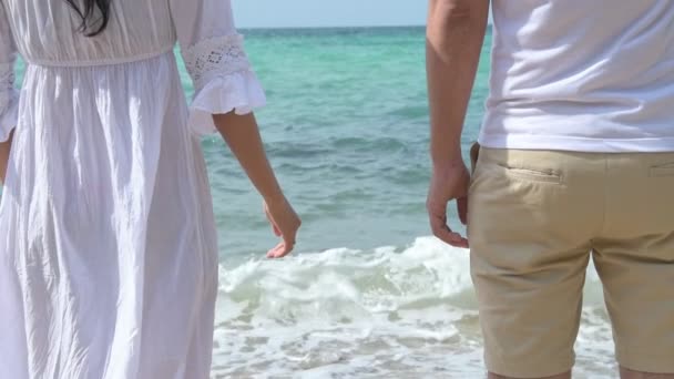 Atractiva Pareja Joven Divirtiéndose Playa Mirando Océano Una Joven China — Vídeos de Stock