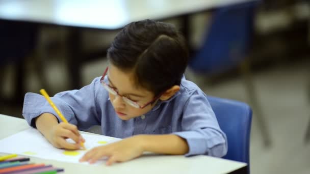 Bambini Piccoli Studiano Scuola Con Insegnante Sesso Maschile Candid Shot — Video Stock