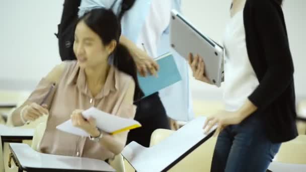 アジアの大学生活のコンセプトです 話をアジアの女子大生のグループと静かなクラス 一度講師来た 彼らはすべての前に笑いと彼らの研究を開始します 実際の学生で屋内撮影 — ストック動画