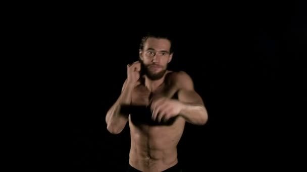 年轻的激烈男子投掷拳 冲进相机 白色年轻适合的人 用慢动作拍摄的 胶片外观滤镜 — 图库视频影像