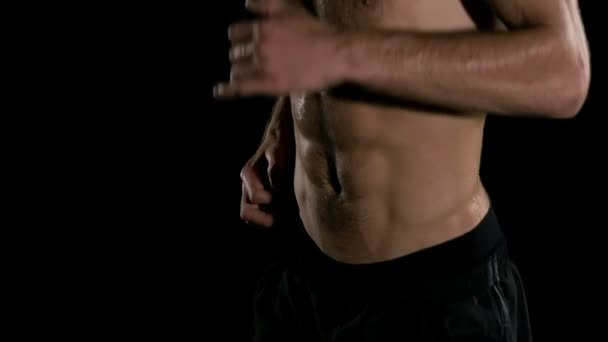 スローモーションを走っている男 黒の短いと実行している パックの筋肉裸の白人男性 超スローモーション — ストック動画