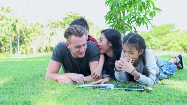Familie Park Ontspannen Jonge Familie Tot Vaststelling Van Het Gras — Stockvideo