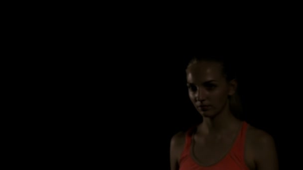 Молодая Напряженная Женщина Расслабляется После Бокса Упражнения Снимок Замедленной Съемке — стоковое видео